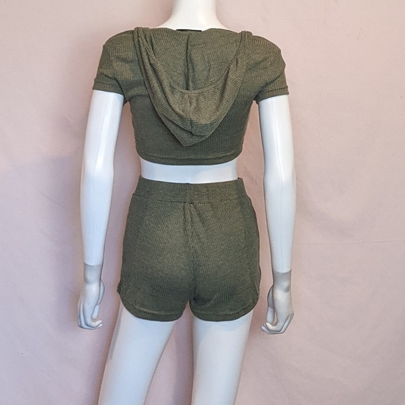ChicMe Green Hooded Crop Top and Matching Shorts Lounge Set - Picture 5 of 8